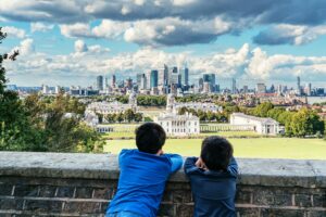 Enfants regardant LONDRES et sa transition écologique